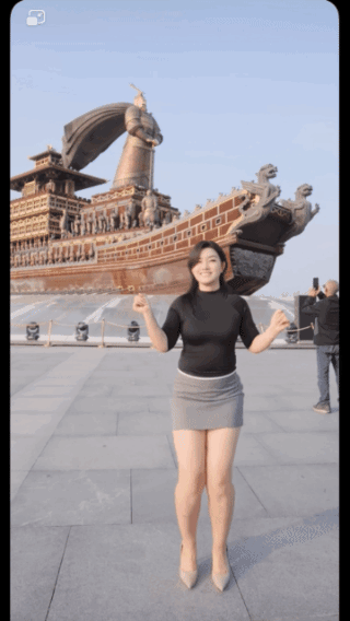 大船做背景，这是有深意啊！人长得美，舞跳得好，身材微胖但不失灵活，青春