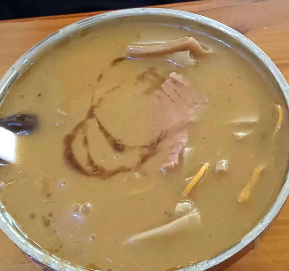 儿子要喝胡辣汤，本来都带着他走过去了，又掉头来到早餐店。这个胡辣汤儿子天天喝也