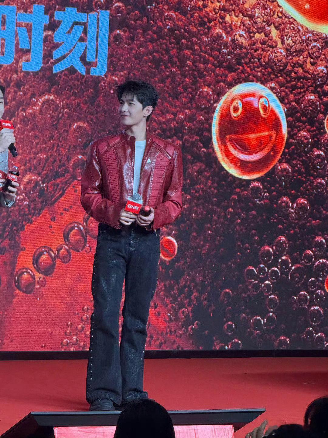 杨洋红色皮衣look​​​杨洋红色皮衣look惊艳全场！红得发亮，酷帅中带着