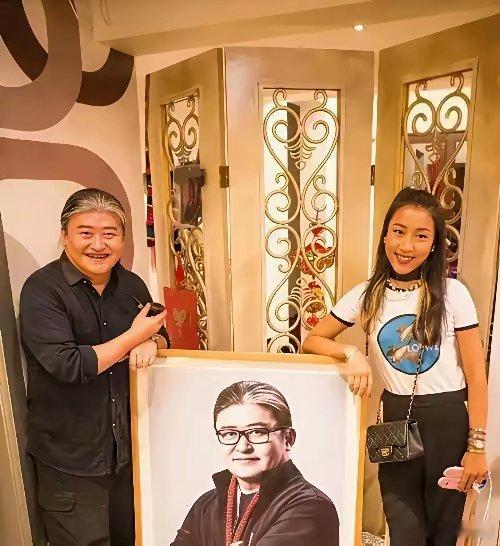 这张老照片拍摄于2015年，吉克隽逸到恩师刘欢家中做客。师徒二人站在刘欢的肖像画