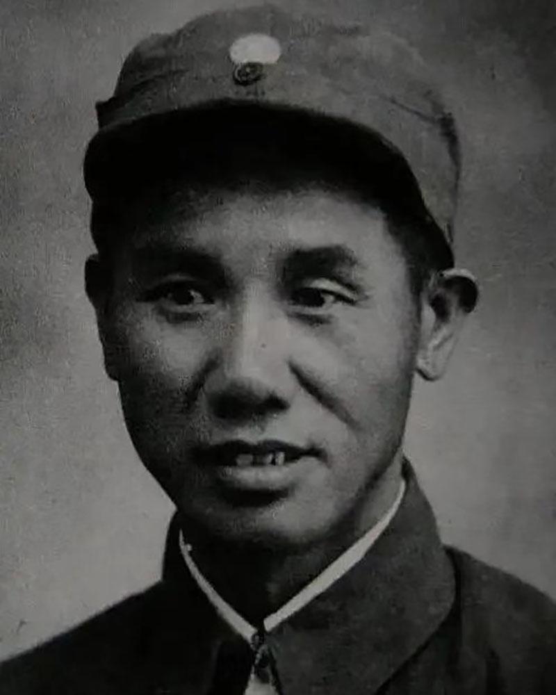 1942年，一500人的日军骑兵与只有300人的八路军骑兵相遇。敌军官手持望远镜
