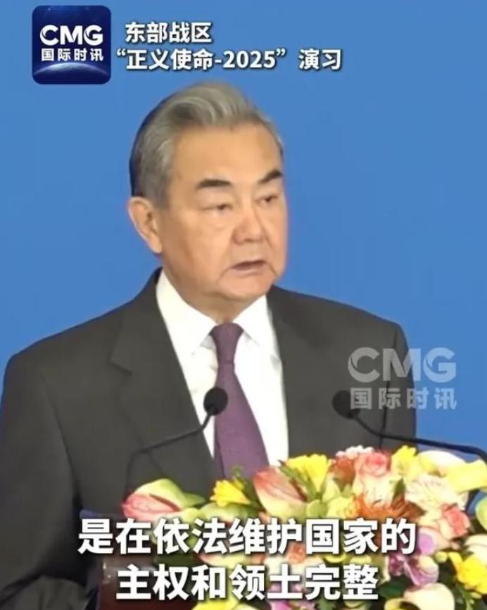 王毅外长发出统一最强音，向全世界通报两件事，在台海风浪渐起的关键时刻，王毅外长突