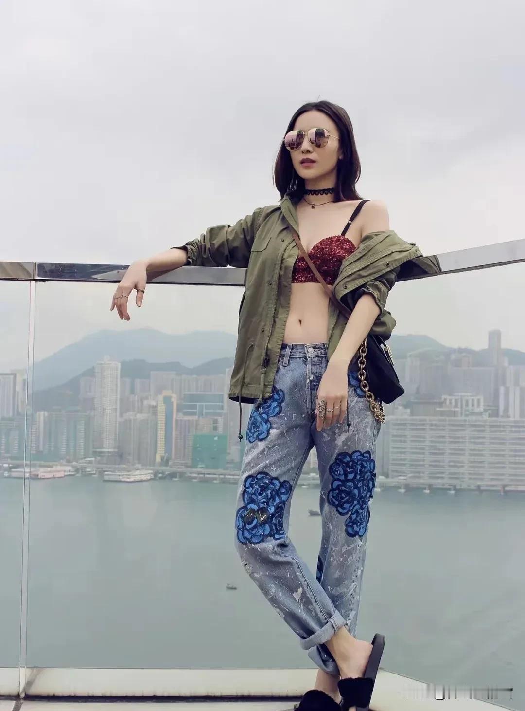 没想到，宋佳还有热情奔放的一面。宋佳的这张照片，第一次见到，应该是她早些年拍