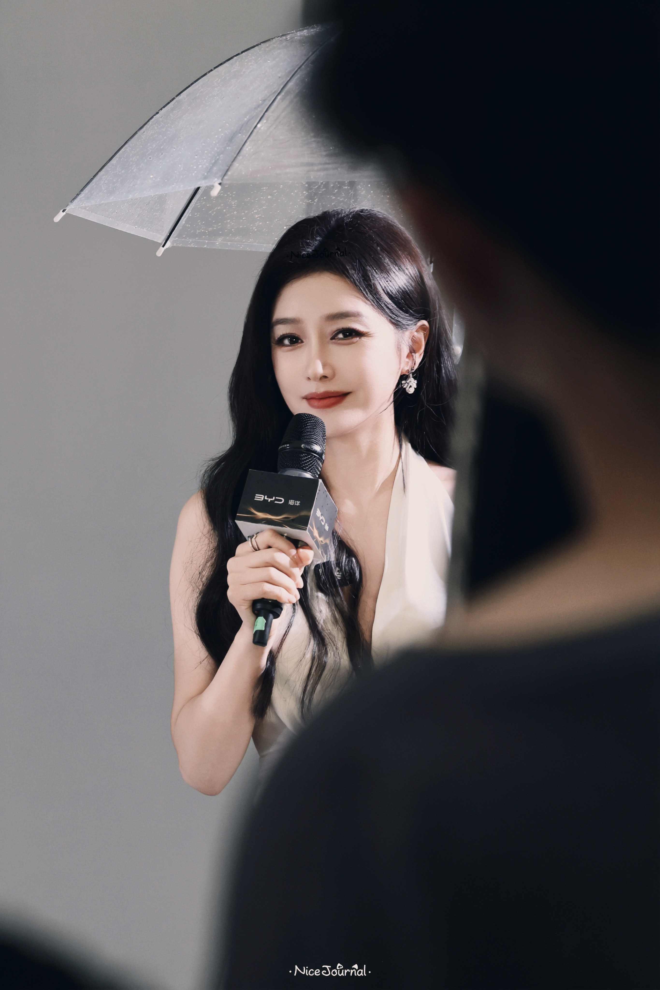 秦岚. 黑发如瀑，眉眼温柔又大气，举手投足皆是从容的女人魅力。