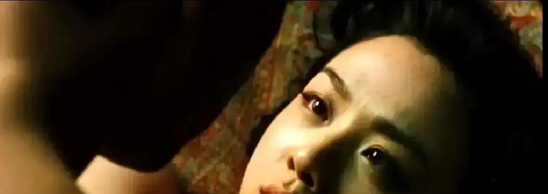 片场监控器后面。梁朝伟的手指又在抖。不是冷。是《无名》里那个角色，从他骨头