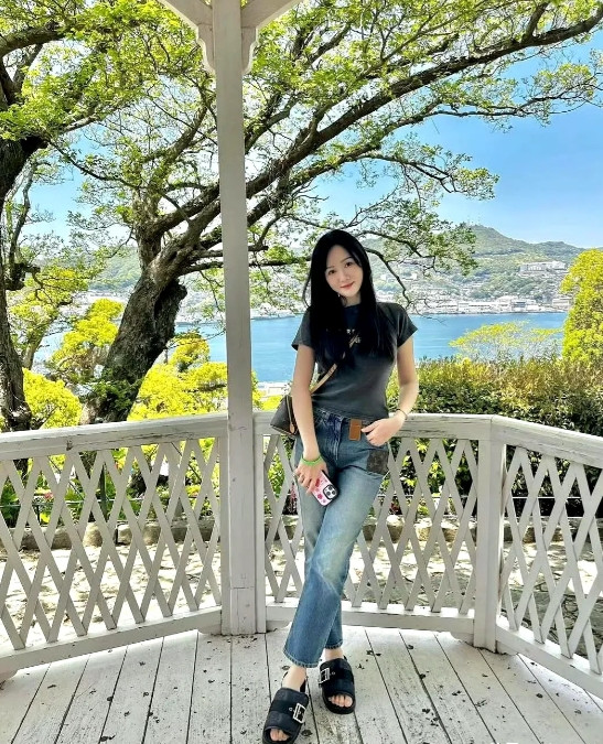 我猜陈乔恩可能真不打算拍戏了自从和马来富二代老公结婚后，46岁的陈乔恩真放飞