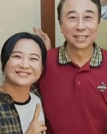 冯巩67岁生日宴朴素却温馨，贾玲相伴尽显师徒深情