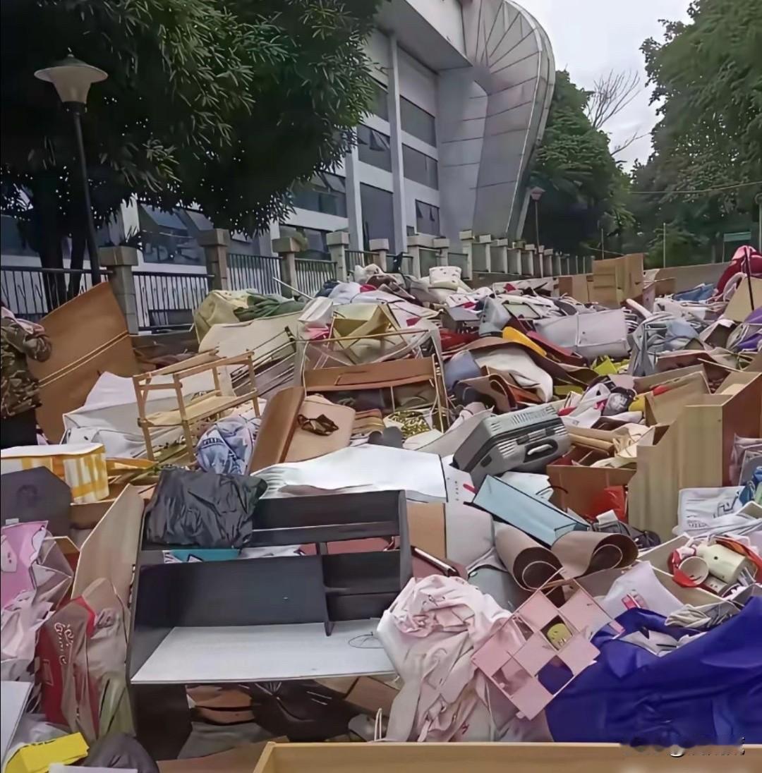 现在的大学生这些都扔了，不过话说回来，不扔咋办，家里又不缺，带回去还的找地方放，