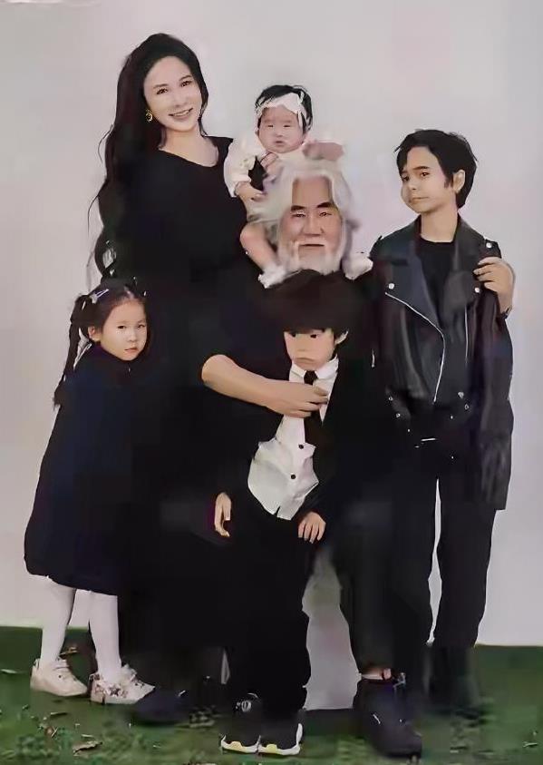最让人羡慕的一张全家福，娇妻幼儿，谁能有这福气。中国最成功的文化人，大导演。
