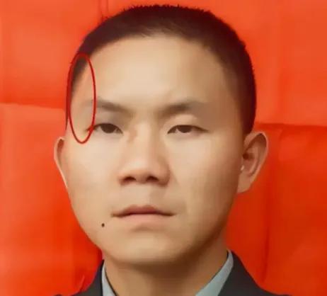 2007年，部队训练场上，四级士官卢加胜额头上的一道旧疤，引起了政委的注意。谁