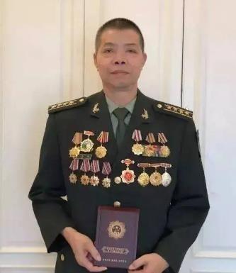 1985年，我军侦察员隆志勇乔装过境侦察，与巡逻的越军擦肩而过被认了出来。越军扭