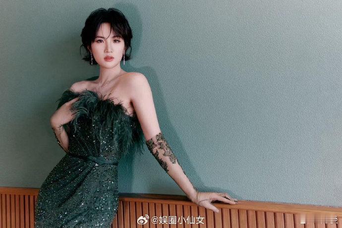 王安宇姚安娜二搭就这么有梗王安宇给姚安娜和烟花拍合照看他们举着大阔折手机反复调