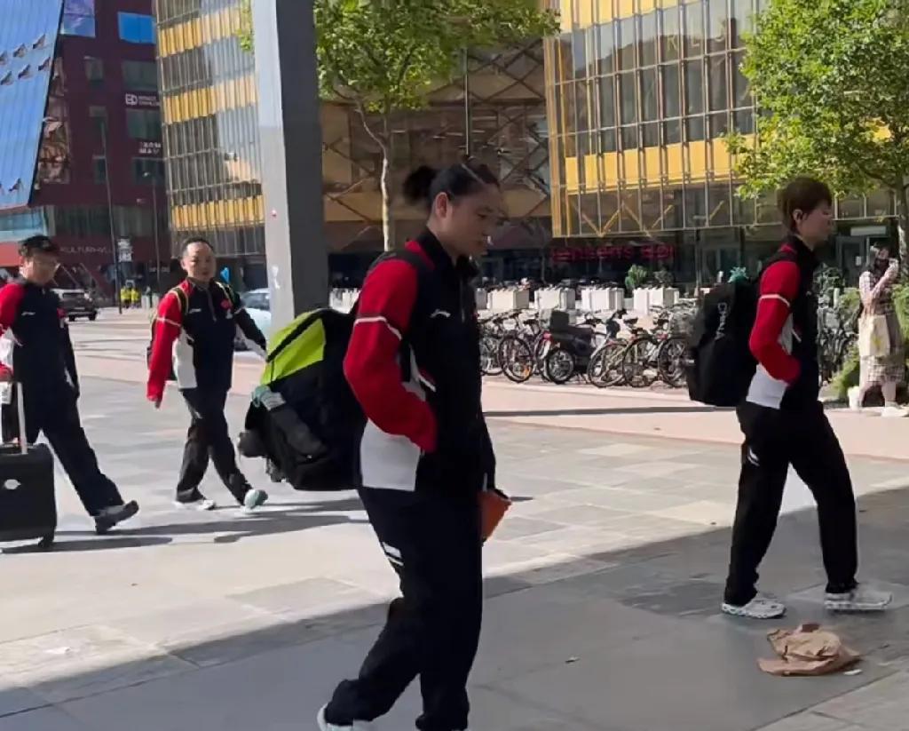 WTT瑞典大满贯，看到国青队教练任浩陪王曼昱上训。任浩是和樊振东同一批的国家队运