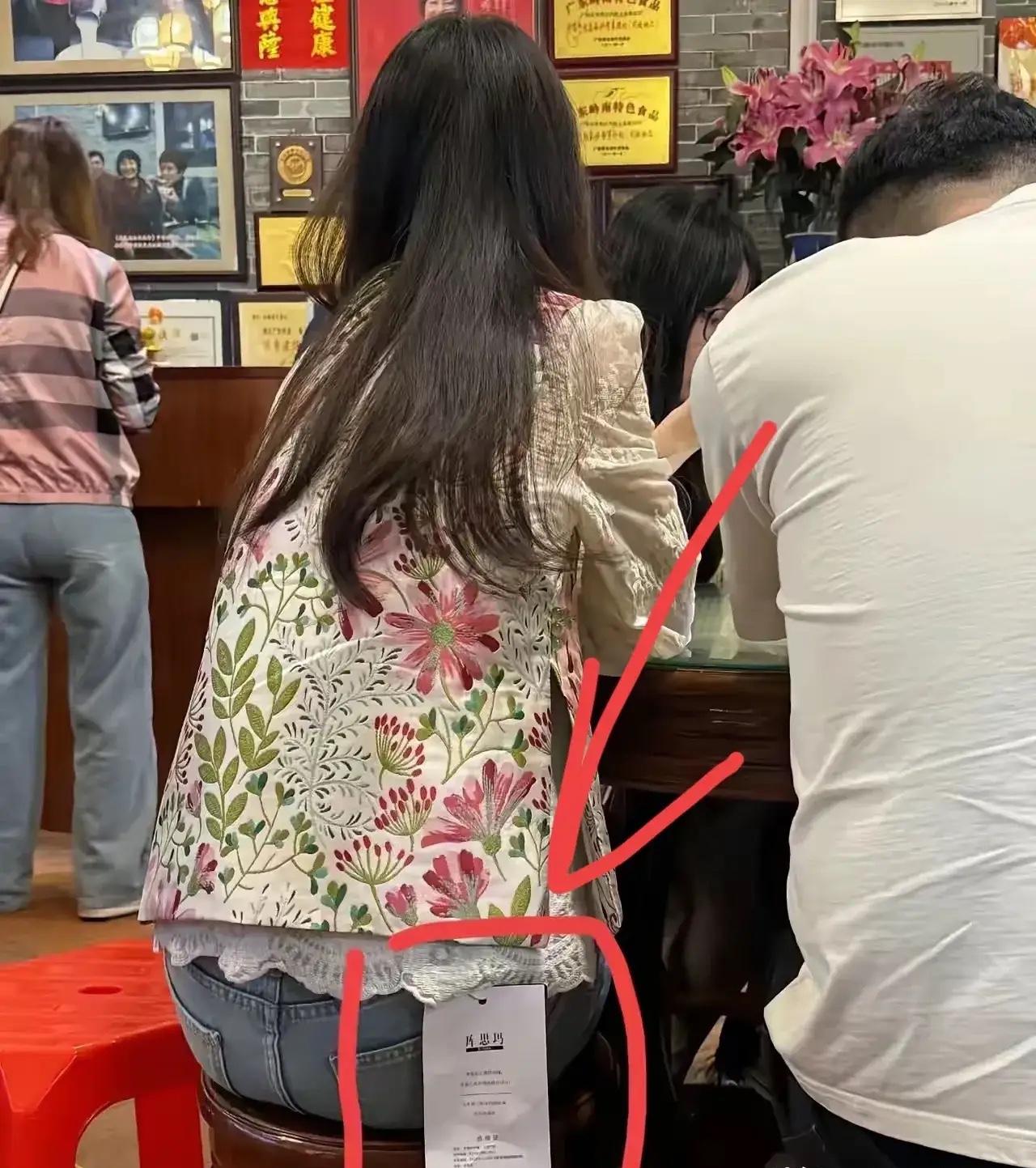 被“穿完就退”的骚操作坑惨了，商家们也开始“整活”了！最绝的一招：把吊牌做成