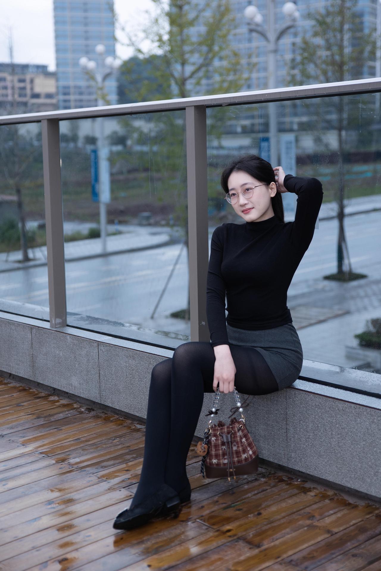 兰陵王·都市露台偶影作者Ⅰ朱珠寒霖歇。城隅台轩凝澈。铁艺椅、疏网棱棱