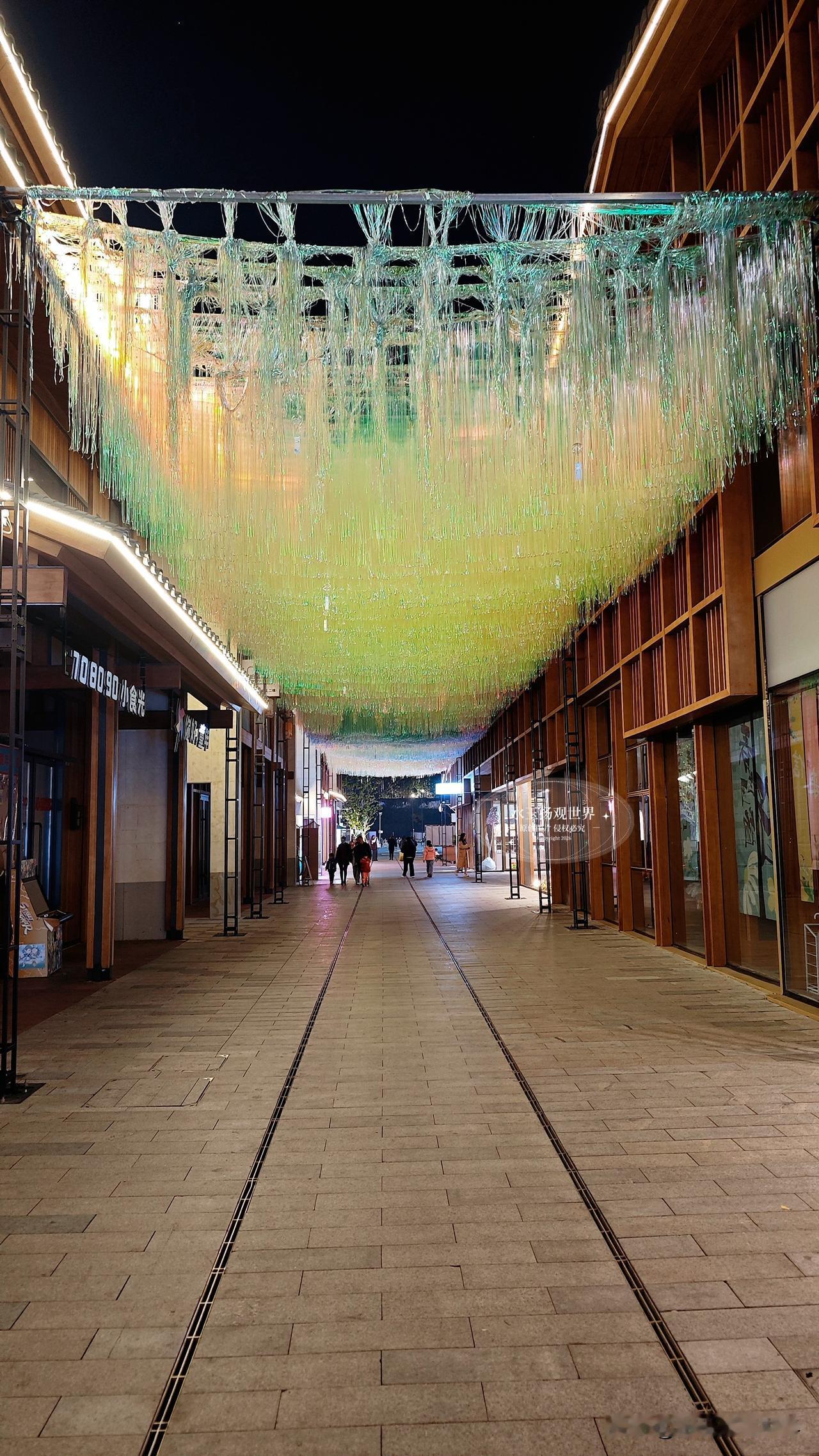 说真的，我之前对上饶的印象就停留在“高铁路过”，直到那晚溜达到水南街，才明白为啥