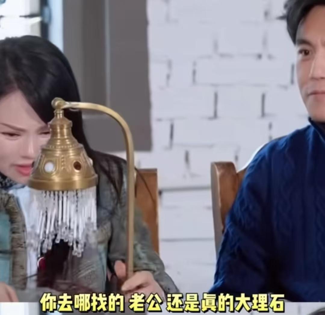 秦昊送了台灯给伊能静，伊能静激动的跟秦昊抱在一起贴贴。伊能静：“老公，好开心。