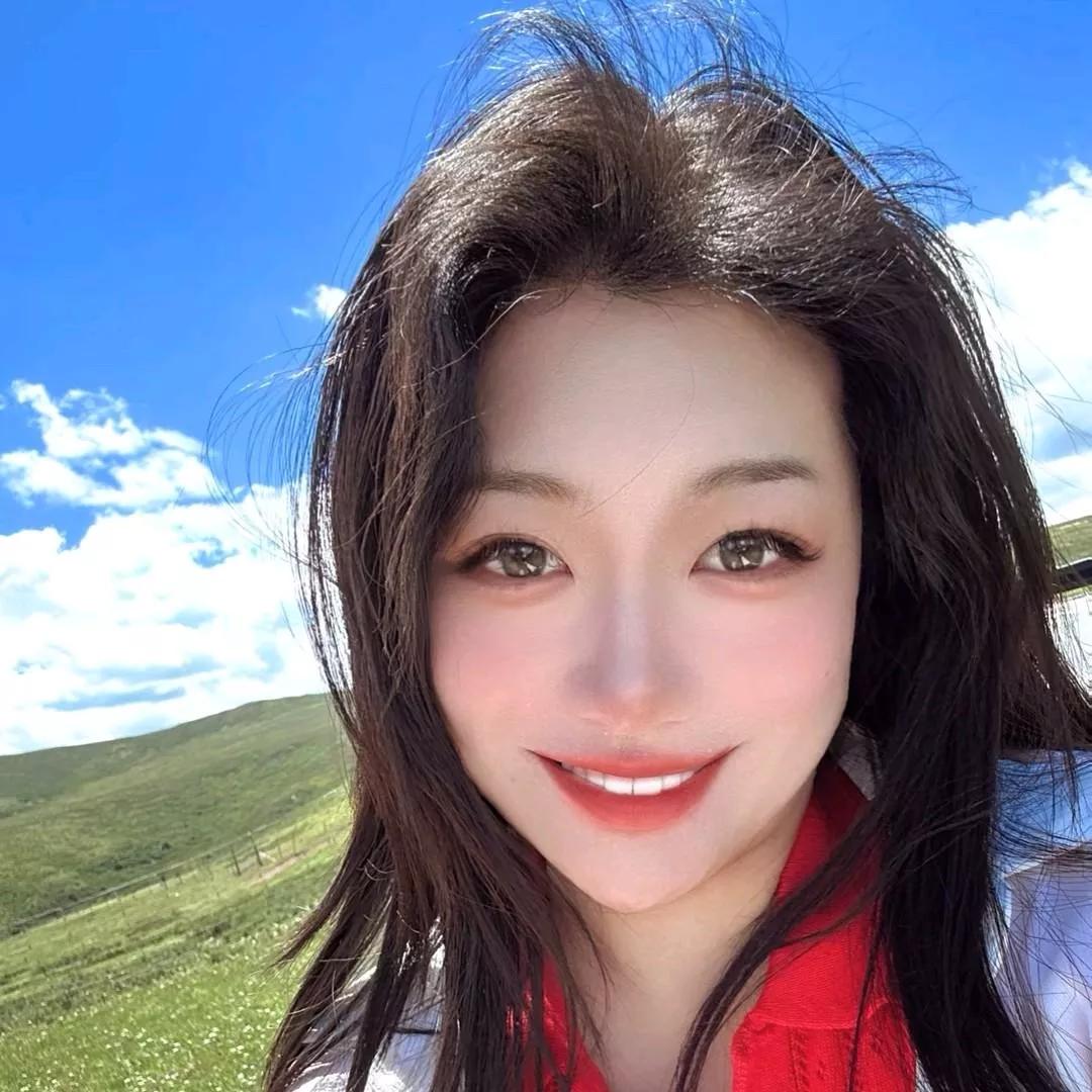 在草原上微笑，阳光正好，微风不燥治愈系草原风光草原漫步照草原氛围感照草原甜