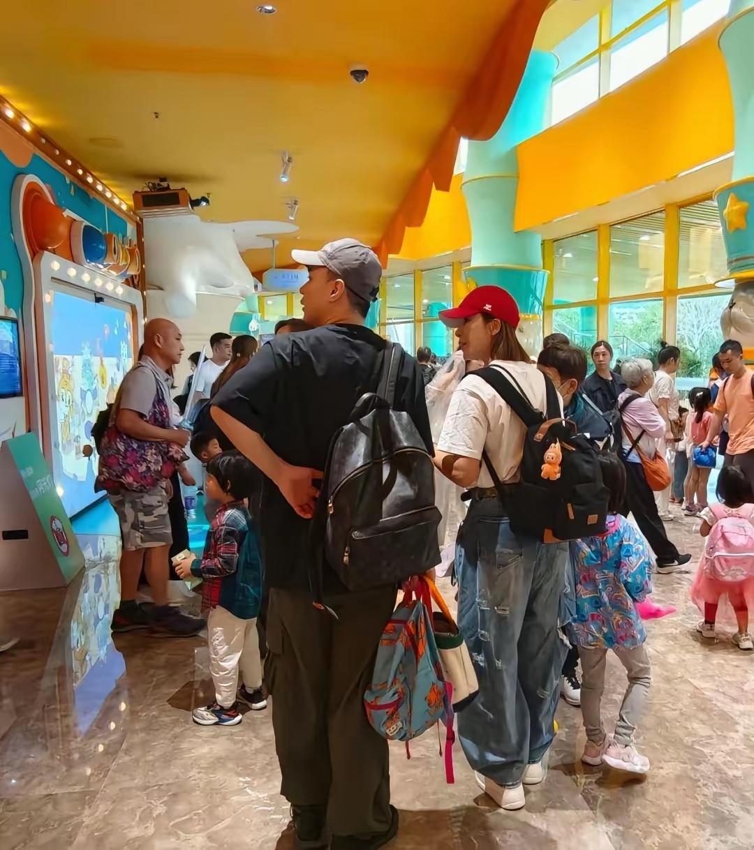 杨怡与丈夫罗子溢近日携家人一同前往广东珠海长隆乐园共度欢乐时光。镜头中，杨怡温柔