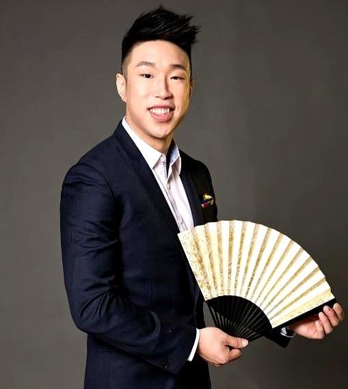 德云社的烧饼，本名朱云峰。台上，他敢指着于谦的鼻子呛声：“我丑，但我有媳妇！你