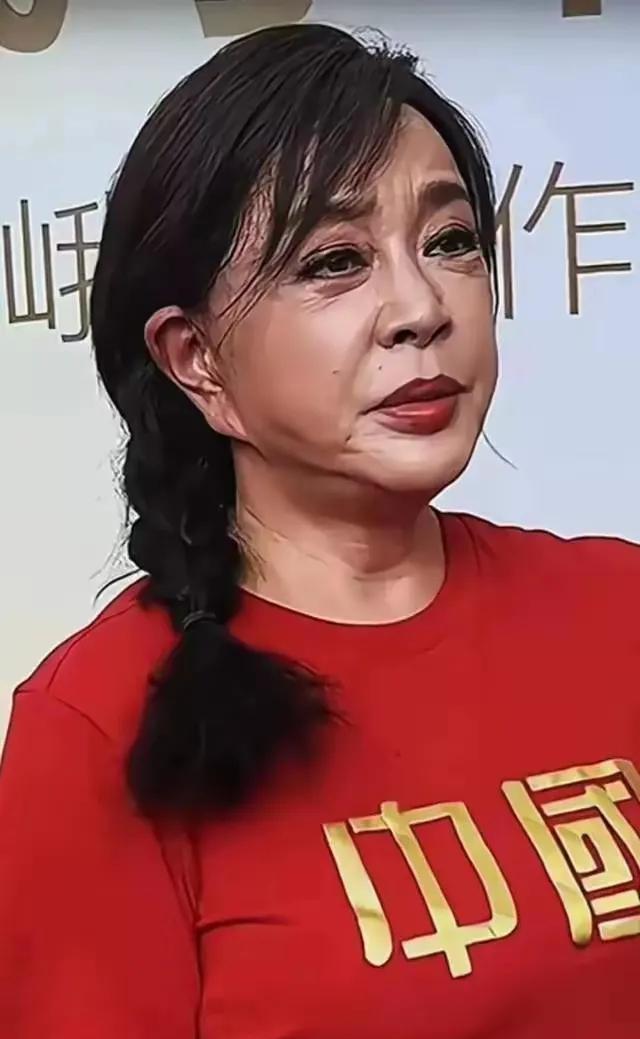 刘晓庆啊刘晓庆你不服老没有错你不想没工作也没问题，但是你能不能告诉我，你得眼