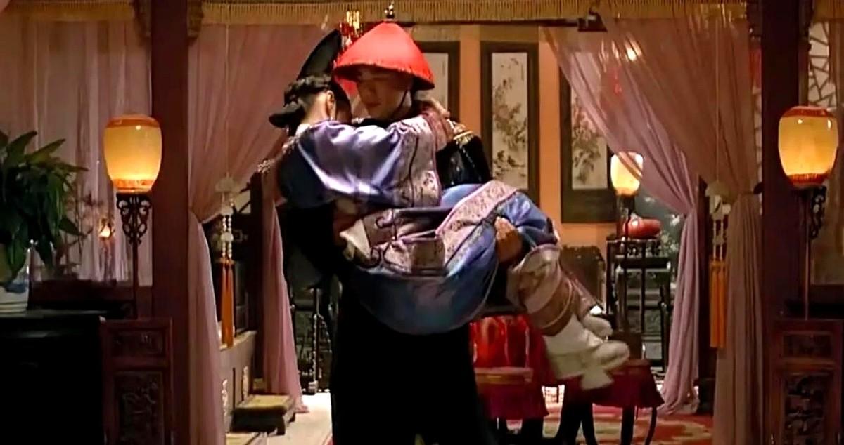 一个月翻牌子二十多次，这哪是宠爱？简直是催命符！皇上压根儿就不是爱她。夜