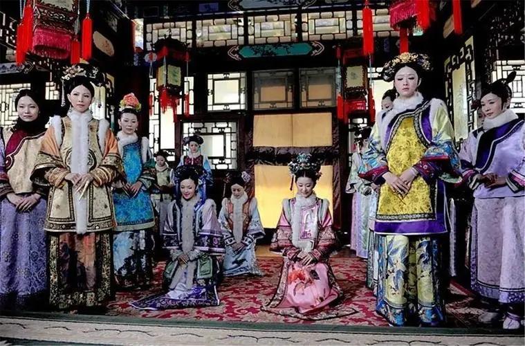 清朝后宫妃子，一个月可以领多少钱？放在今天是啥水平？乾隆三十年，皇帝南巡
