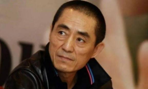 2014年，身价40亿的张艺谋回到陕西老家，找到修自行车的残疾人弟弟，给了他三个
