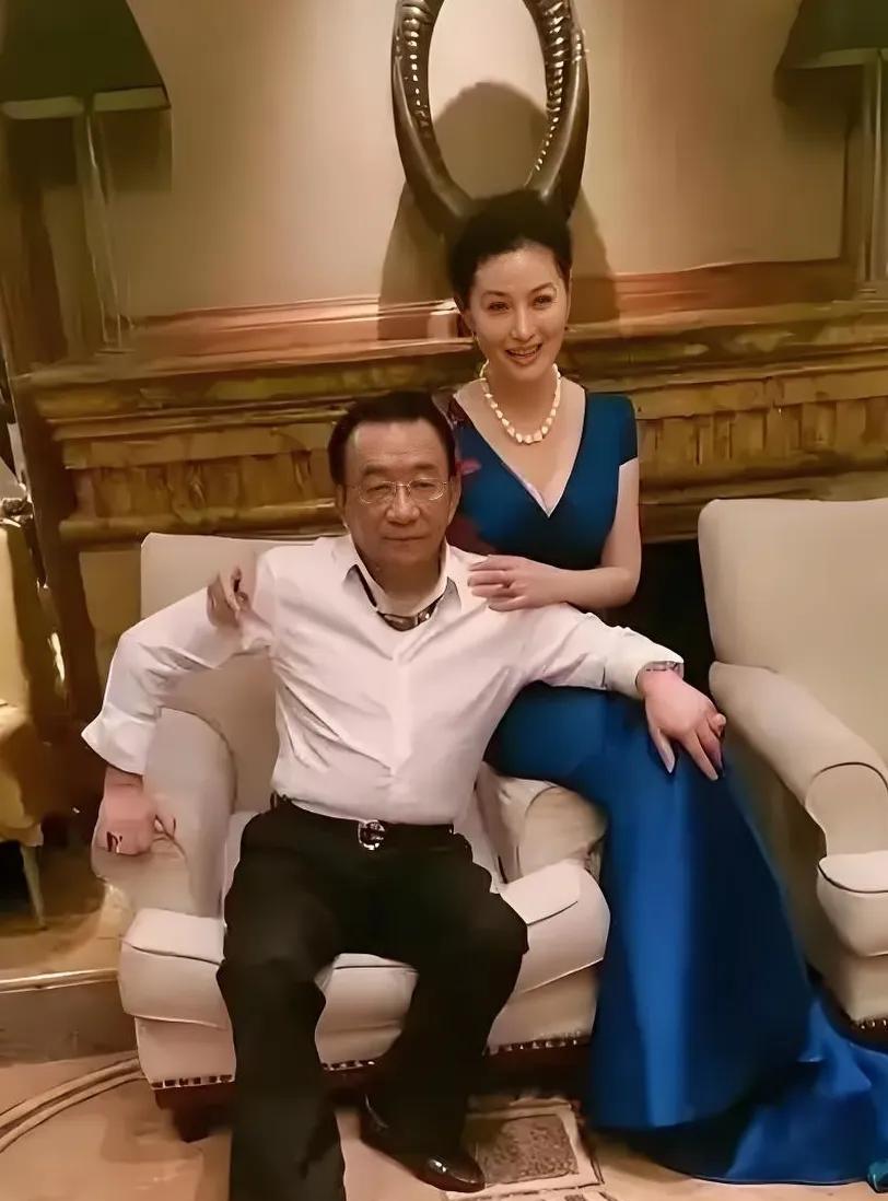 常宝丰谈侯耀华当大师哥，引发争议。近日，在某直播平台上，相声演员常宝丰就