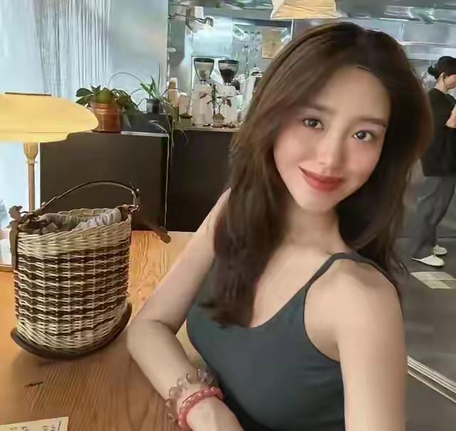 不愧是杨采钰呀，这状态谁不迷糊，瓜子儿脸，小细腰，34岁了还是少女般，离婚