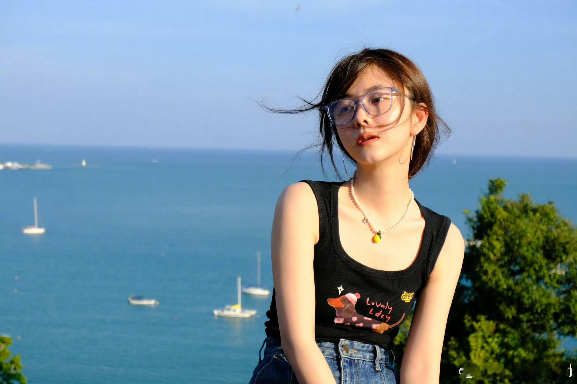 海边氛围感天花板！谭松韵随性松弛感直接拉满～