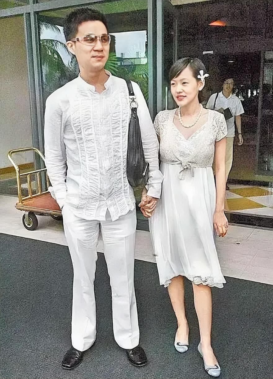 早年，小S和老公许雅钧外出的样子她老公真的是爱十几年如一日的爱这种衬衣说实