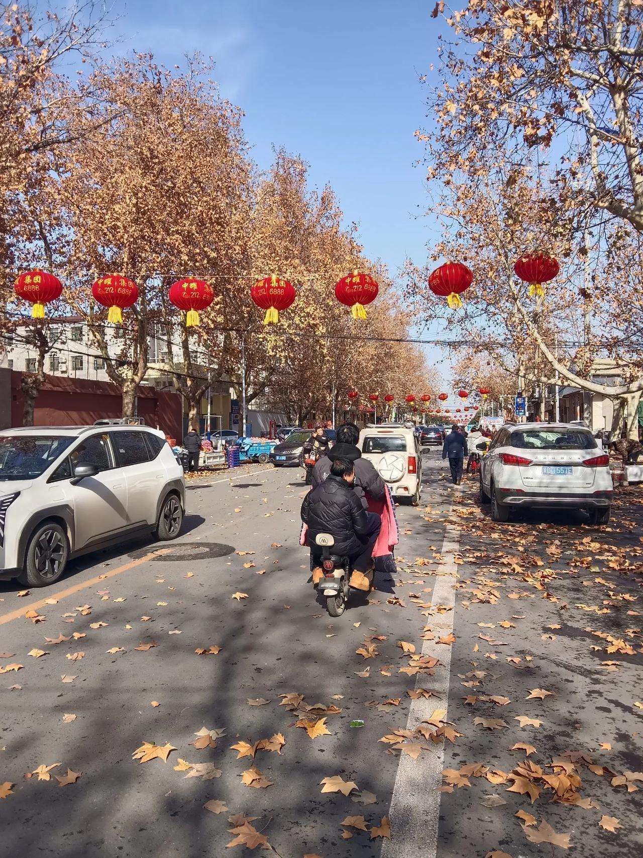 昨夜的一场小雪，使得地上铺满了落叶的金黄，平添了几多年的味道。