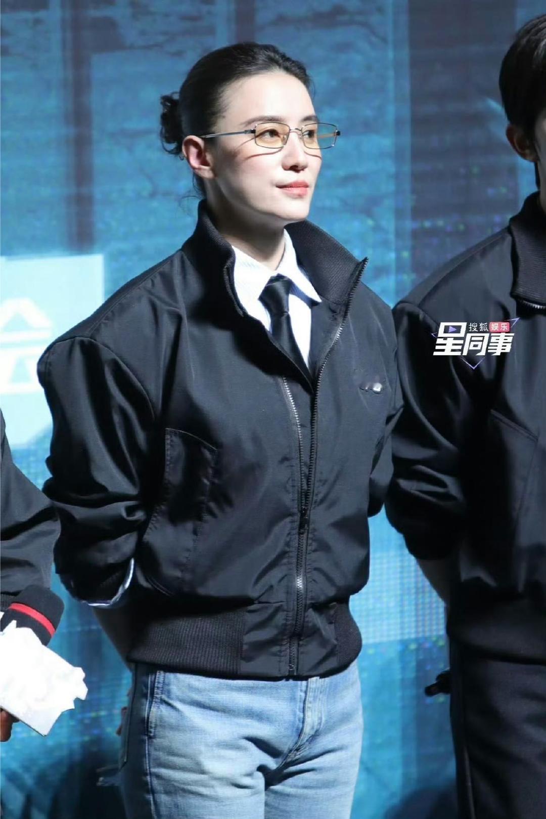 宋佳细框眼镜黑领带宋佳路演造型路演造型直呼妈咪