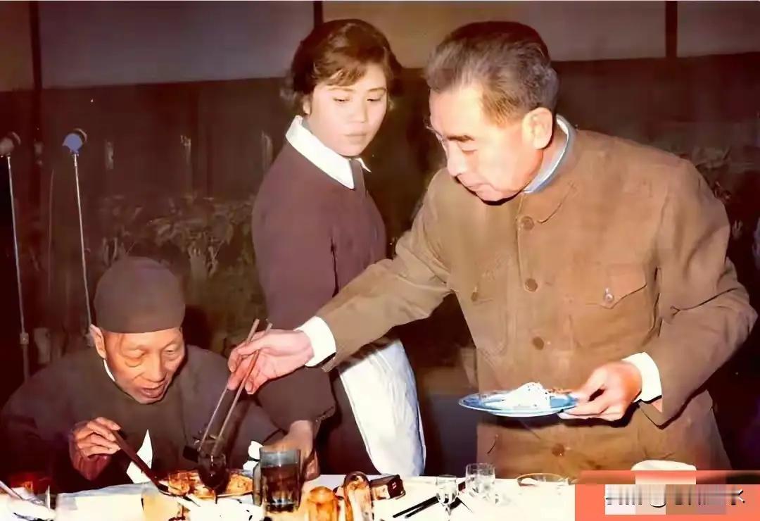 1963年元旦晚宴，周总理突然离席走向角落，给一位坐轮椅的91岁老人端饭，这人曾