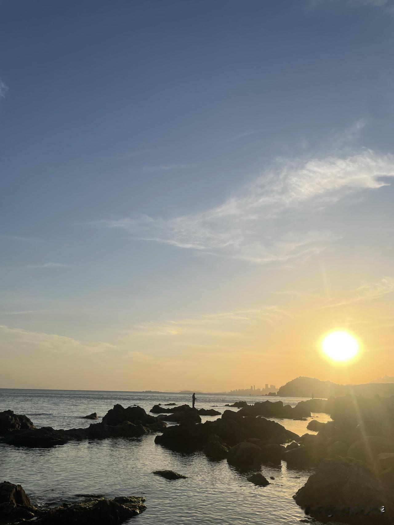 这是昨天拍的青岛海边落日，夕阳下，真的很美。