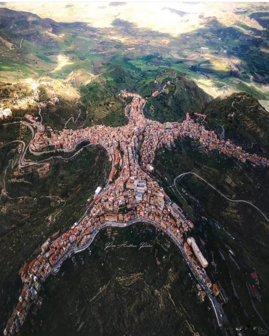 意大利这个小镇的“人”已经躺平了两千多年这是意大利西西里岛上的一个小镇，名为