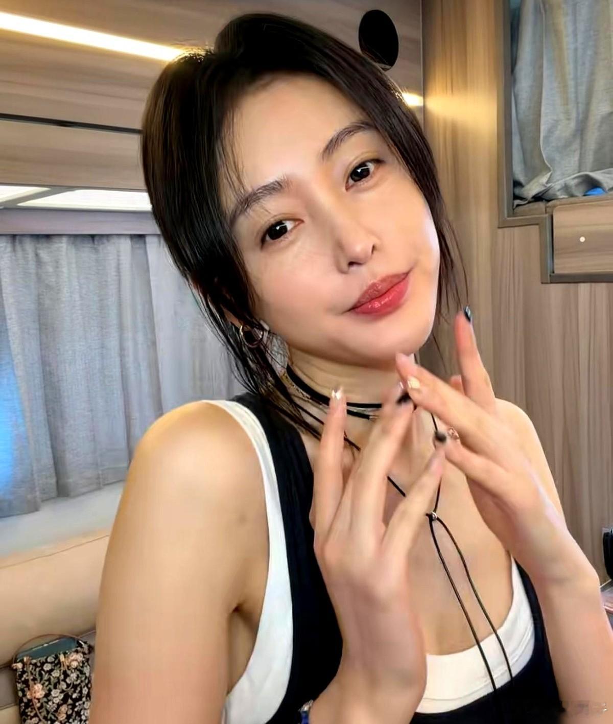 张天爱点开自己的素颜视频，估计自己都得恍惚一下。评论区刷了几千条，一半在问：“