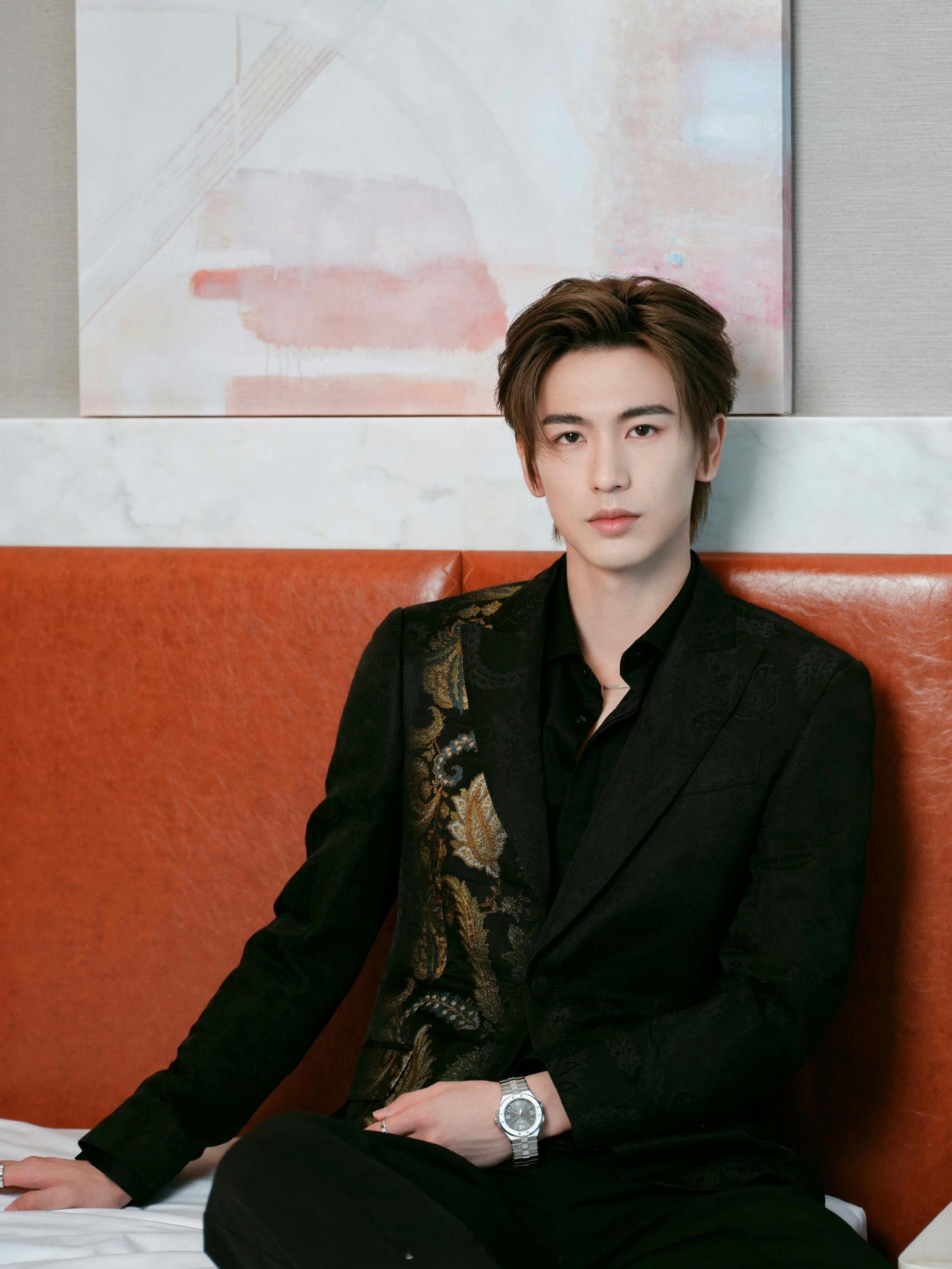 张凌赫小学集体毕业照张凌赫六5班毕业照考古认证：即便在小学毕业照里，这张脸也是自