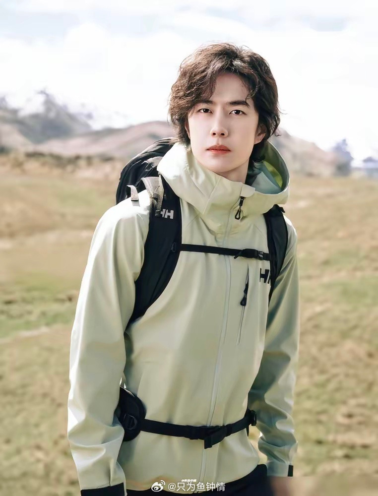 别信什么“单飞才能红”。王一博刚拿了乐华1250万股，市值两千多万，续约了。你