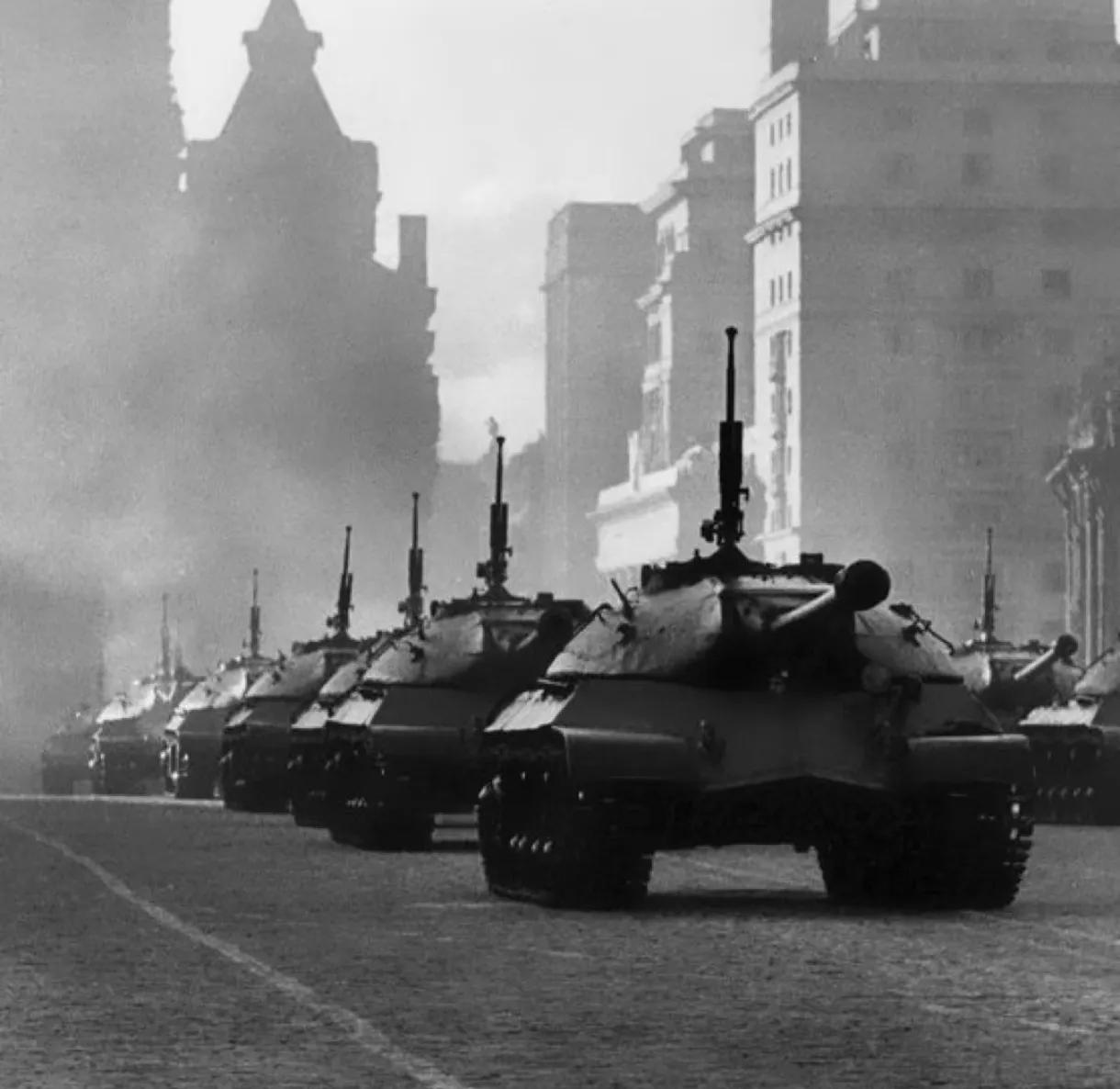 苏联IS-3重型坦克外形很特别，车头尖尖的，炮塔压得很低，看上去像个伏着的乌龟壳