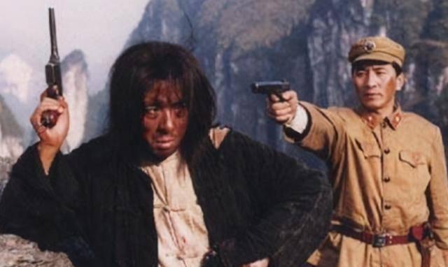 1965年3月，湖南省桑植县利福塔公社。三个村民上山砍柴时，在荒草丛生的山坡上，