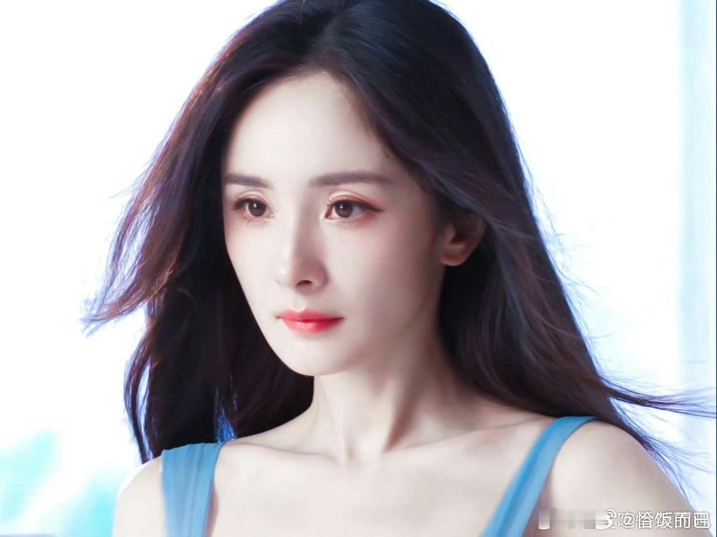 杨幂冰雪女王啊啊啊鬼知道我把这个广告大片看了多少遍！！有点魔性又很赏心悦目，姐黑