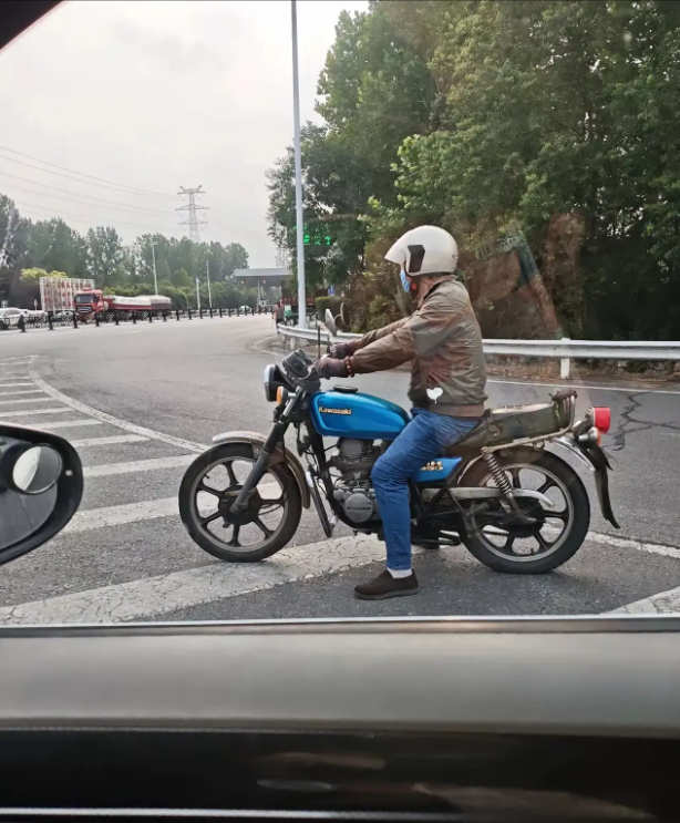 等红灯时，旁边一位低调的大叔