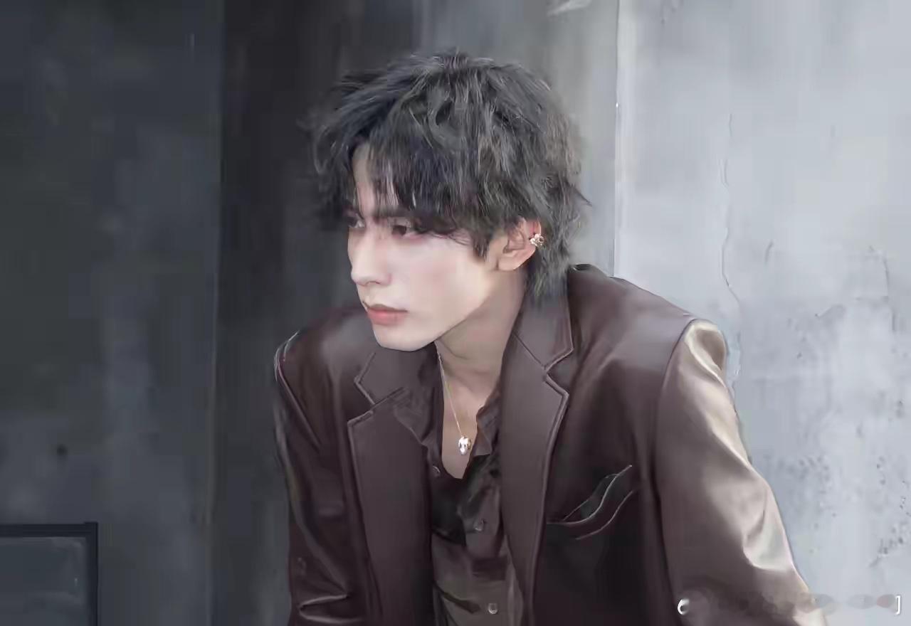 说白了，只要宋威龙不塌房，他的学历高不高，根本不重要，他现在最大的本钱不是学历和