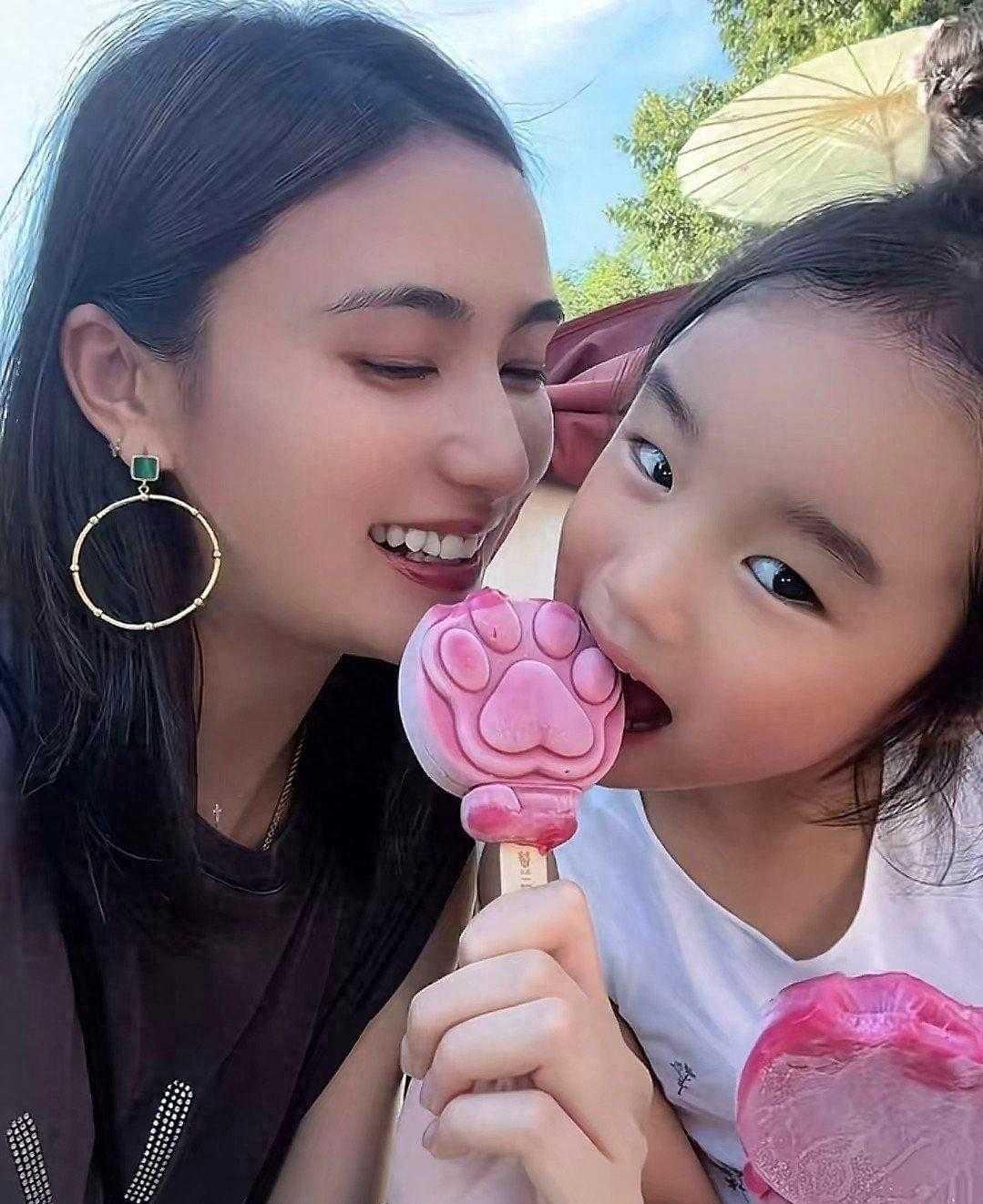  海哈金喜迪士尼陪女出游，夏夏神似李亚鹏外公贴心陪同 海哈金喜带着4岁女儿夏夏