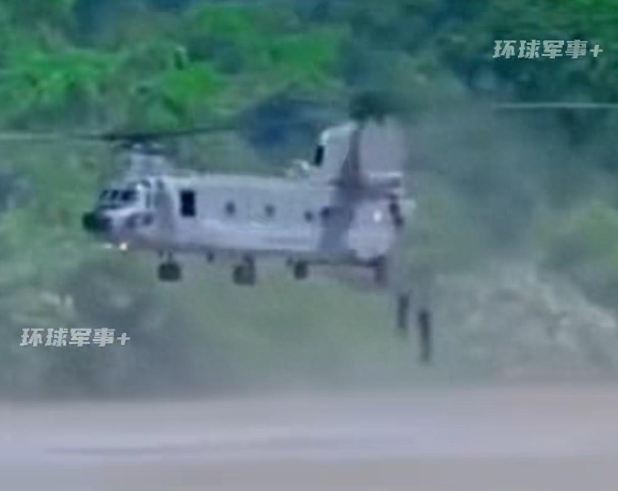 又是印度。印度陆军的演习中，5名印度特种兵，从直升机上，直接跳到河里。看