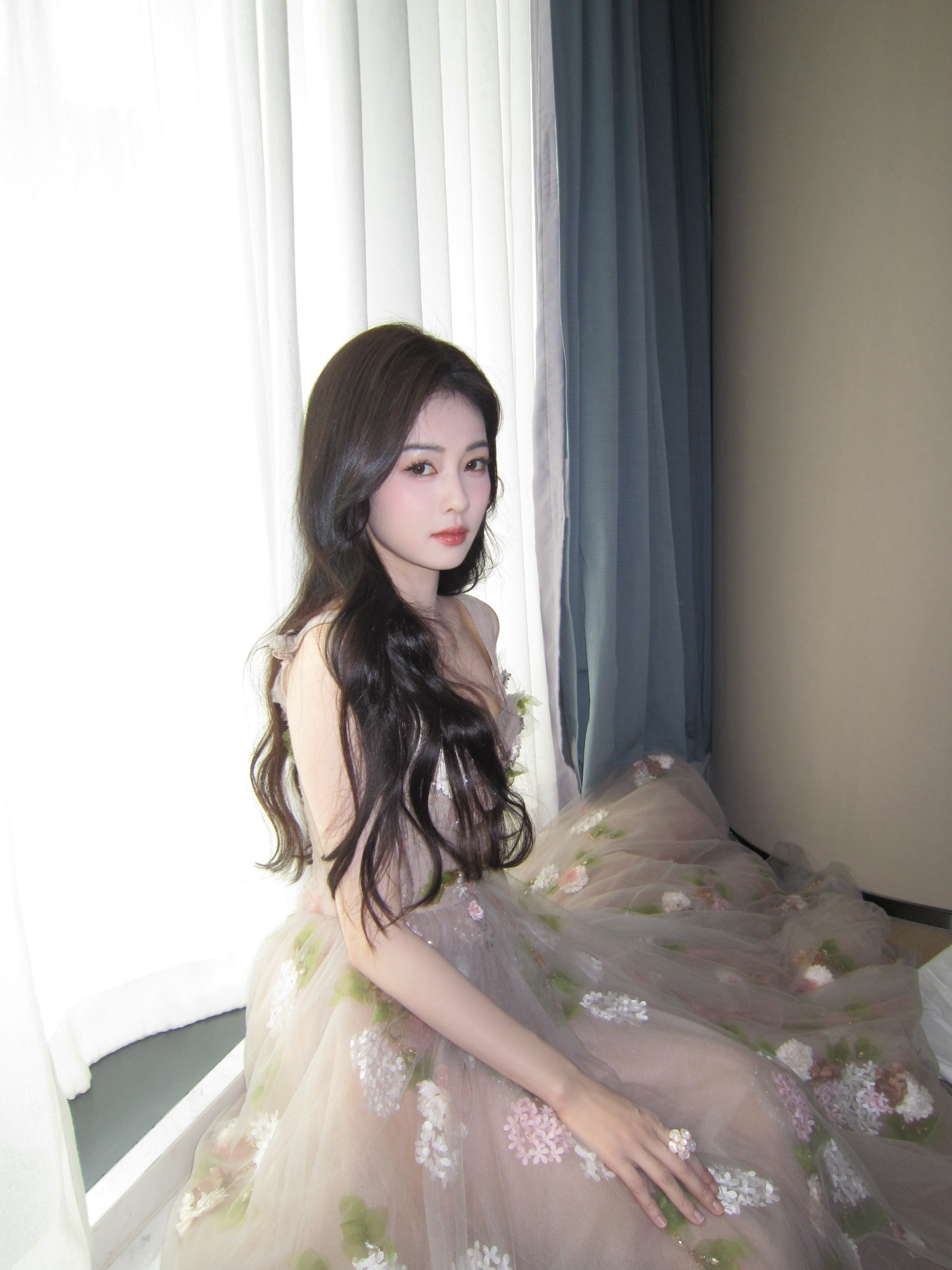 白鹿说每个角色都是不可缺少的白鹿在复制粘贴的时代，你是手写的诗[玫瑰]