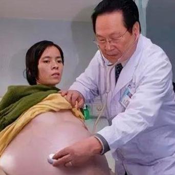2007年，孕期达12个月的女子，在丈夫陪伴下，腆着大肚，前往广州医院检查，怎料