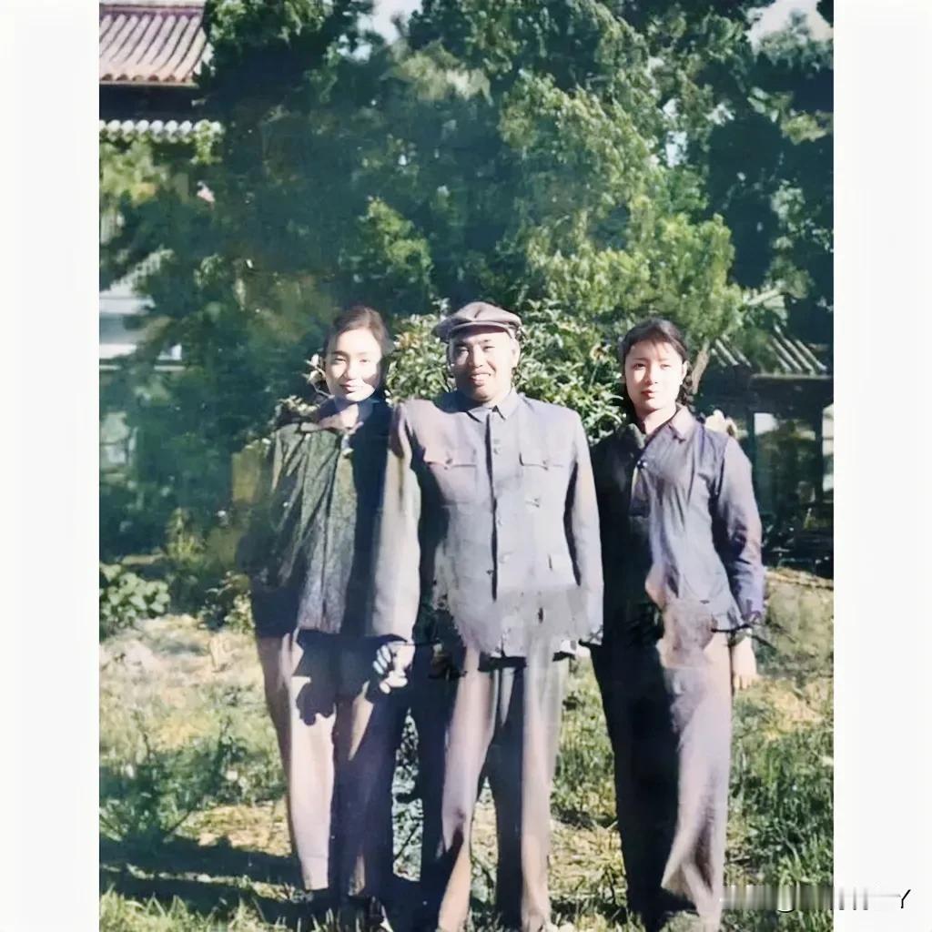 这才是他们父女三人的真实貌相，不是演员扮演的角色！这张珍贵的老照片拍摄于上世纪6